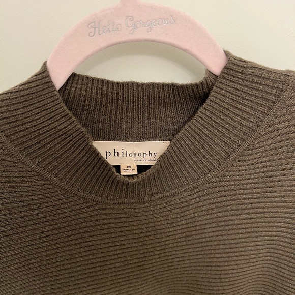 Philosophy Sweaters - Beautiful batwing Olive sweater. The perfect fall top!